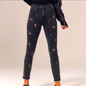 Abercrombie & Fitch the High Rise Skinny Black Floral
Embroidered Jeans 6/28